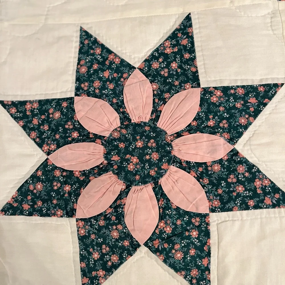 Beautiful quilt made by the Amish in Pennsylvania. In mint condition. QUEEN SIZE - Picture 2 of 9